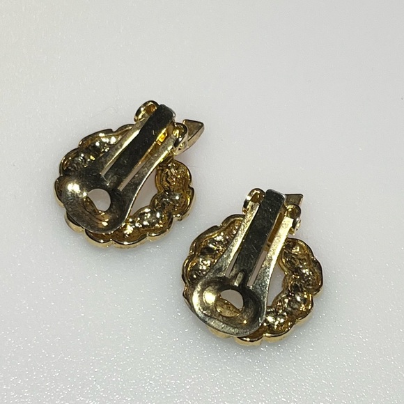 Vintage Gold Tone Red Green Enamel Christmas Wreath Clip On Earrings - Picture 15 of 16